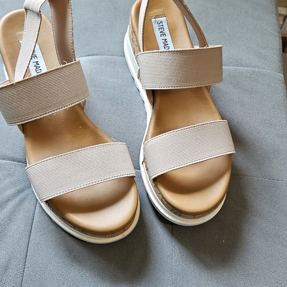 Steve Madden Tan Sandals EUC. Size 8.